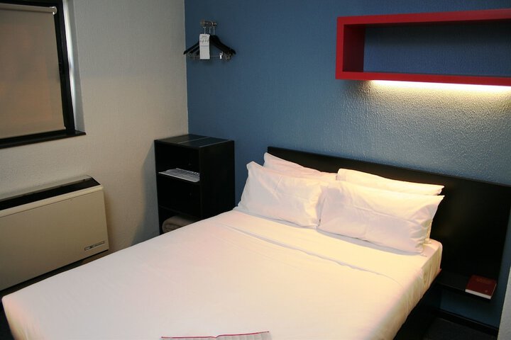 Room 4 of 32