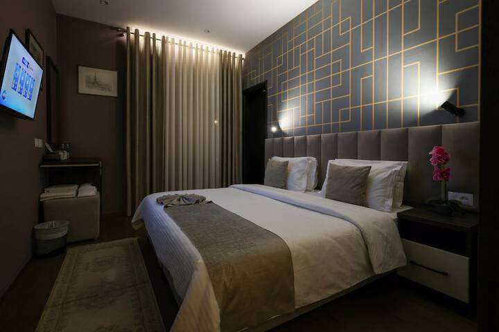 Room 6 of 33