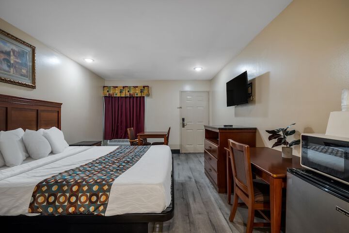 1 King Bed (9 of 11)