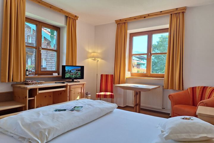 Room 3 of 90
