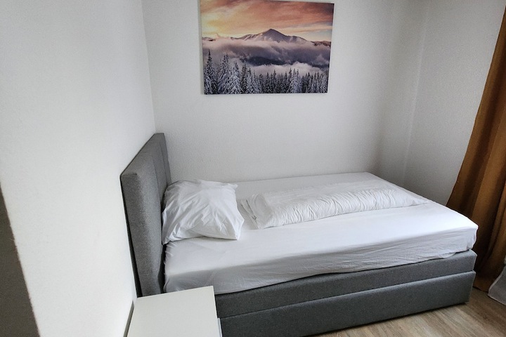 Room 2 of 27