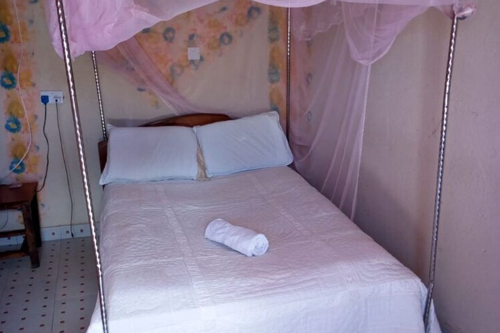 Room 4 of 12