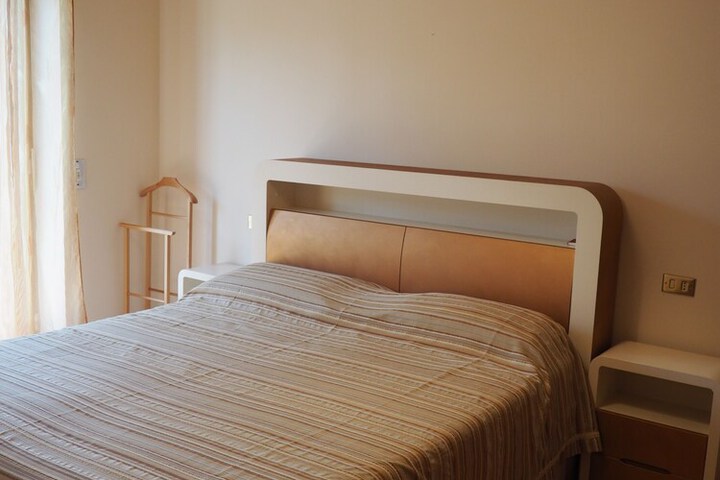 Room 13 of 33