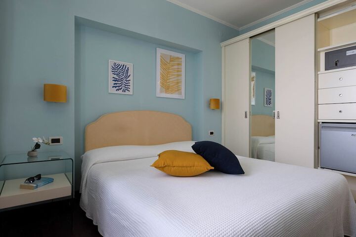Room 11 of 28