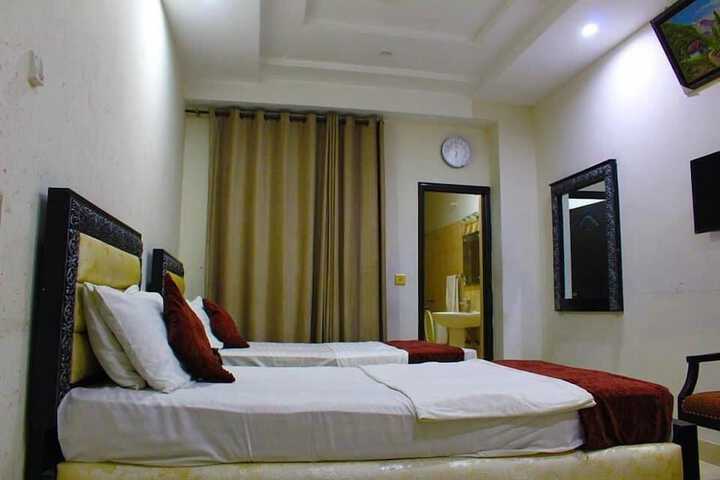 Room 3 of 10