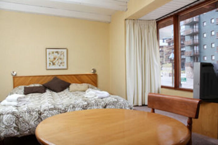 Room 6 of 10