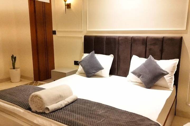 Room 7 of 12