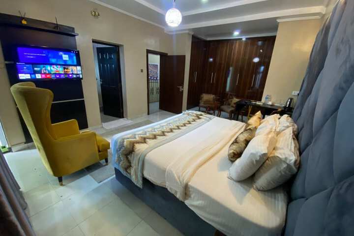 Room 4 of 16