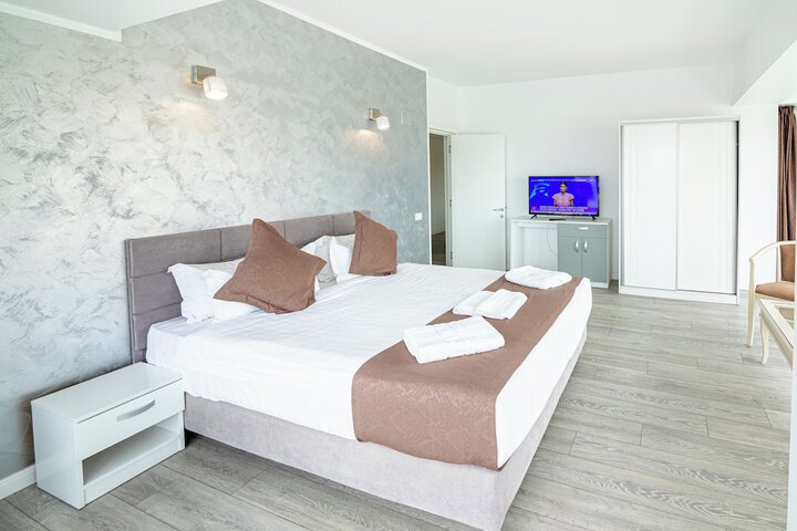 Room 10 of 34