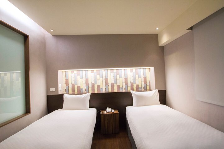 Room 13 of 18