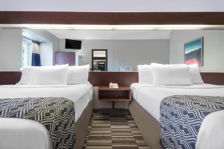1 Queen Bed (2 of 19)