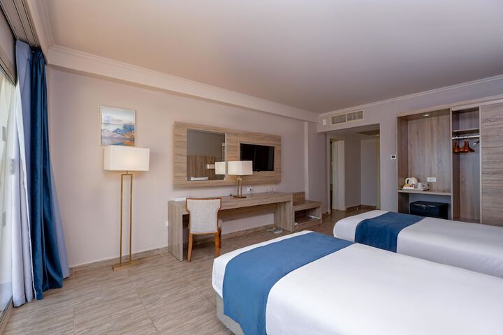 Room 43 of 204