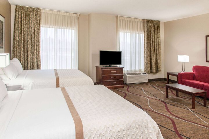 2 Queen Beds (7 of 10)