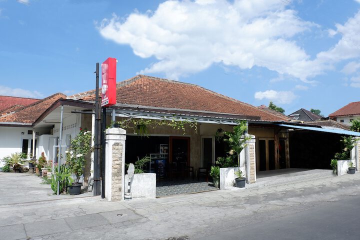 OYO 1196 Hotel Pura Puspa Rosa