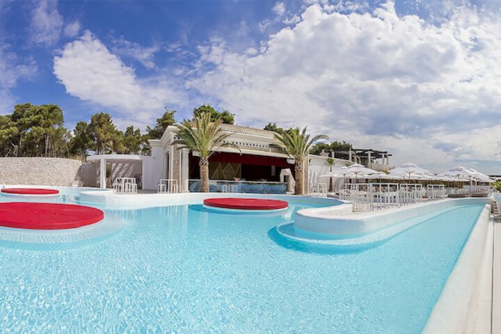 Pool 32 of 81