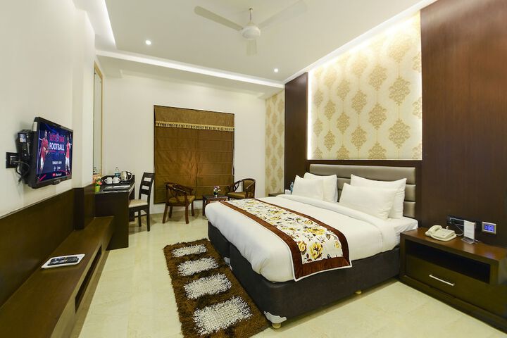 Room 9 of 37