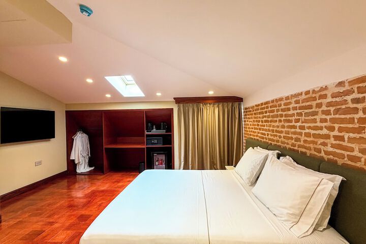 Room 30 of 96