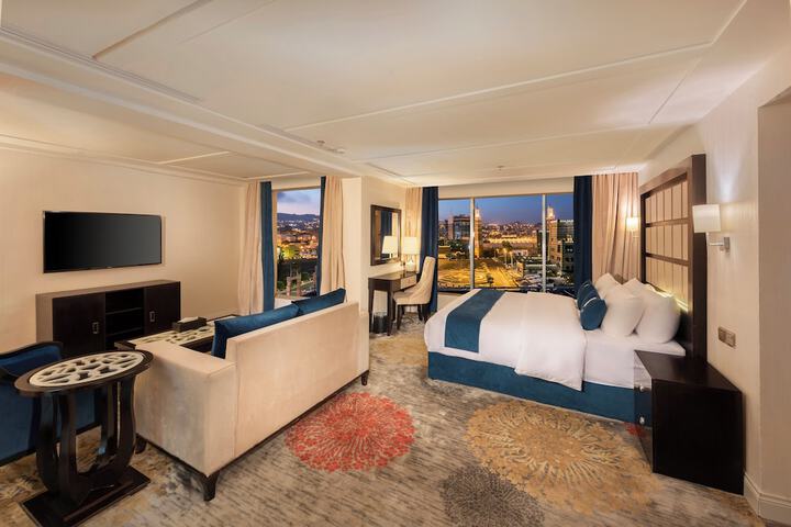 Room 11 of 37