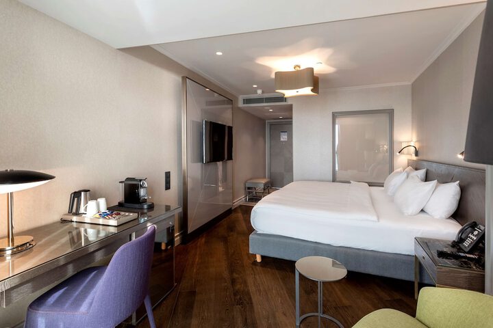 Room 6 of 153