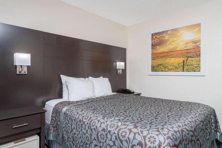 1 Queen Bed Mobility Accessible (3 of 19)