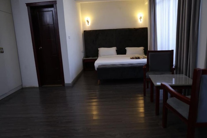 Room 6 of 15