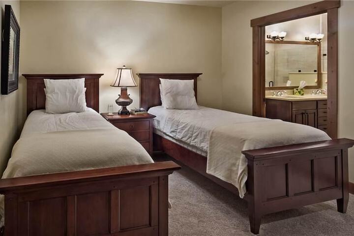 Room 4 of 12