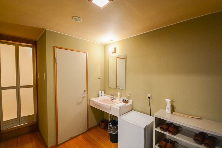 Room 13 of 30