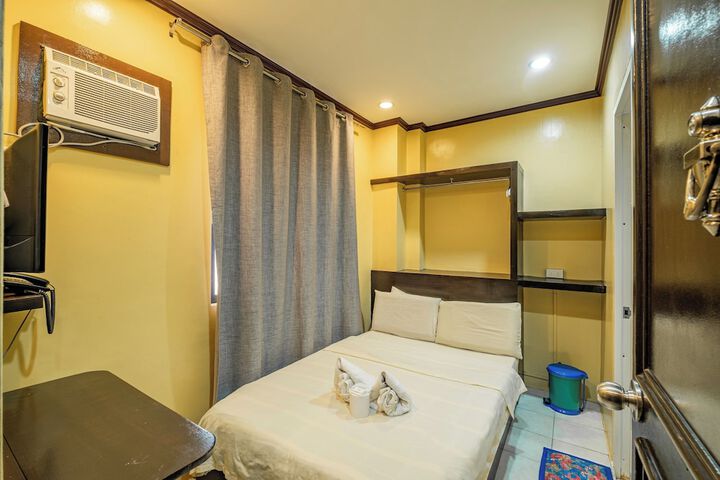 Room 11 of 28