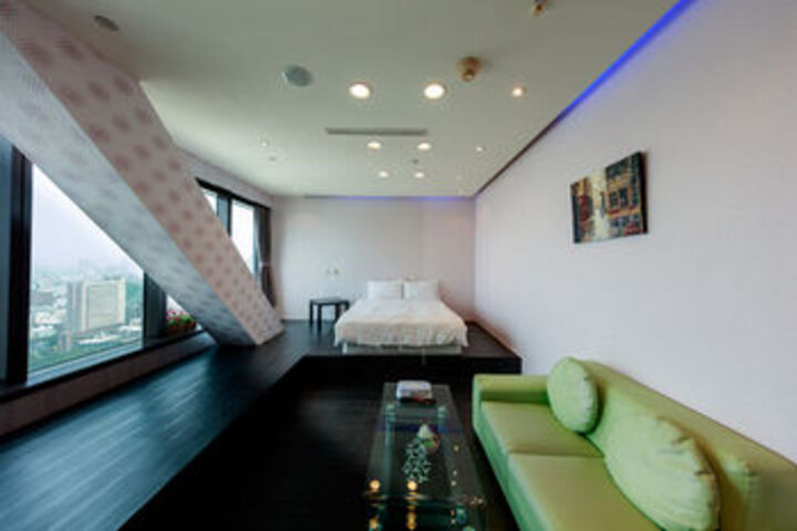 Room 5 of 11