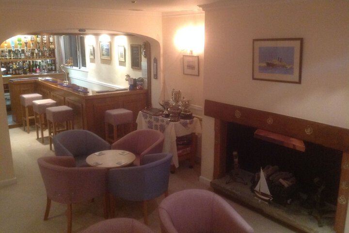 Lounge 24 of 38