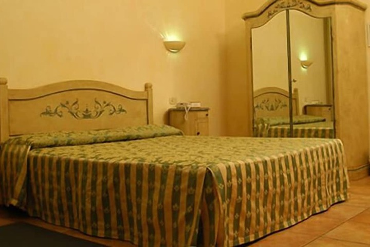 Room 4 of 33