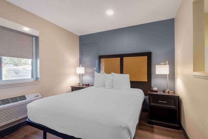1 Queen Bed (14 of 14)