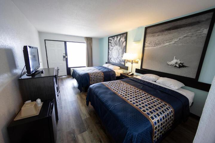2 Queen Beds (1 of 6)