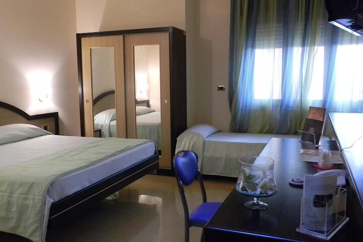 Room 5 of 98