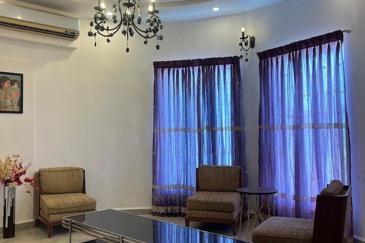 Room 4 of 9