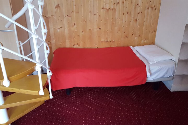 Room 10 of 38