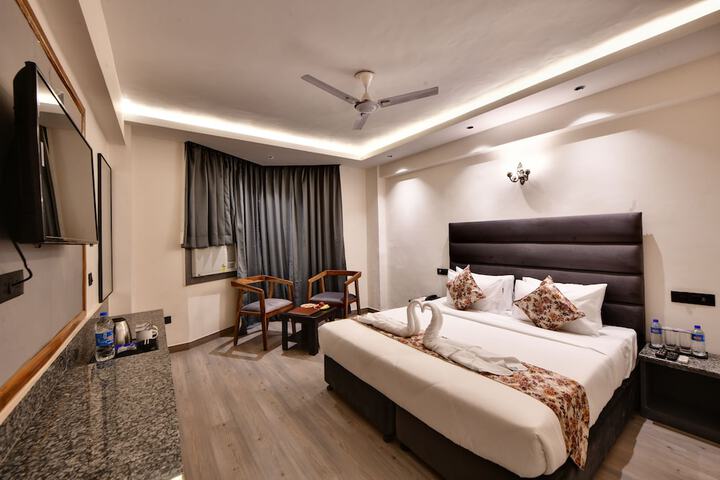 Room 6 of 18