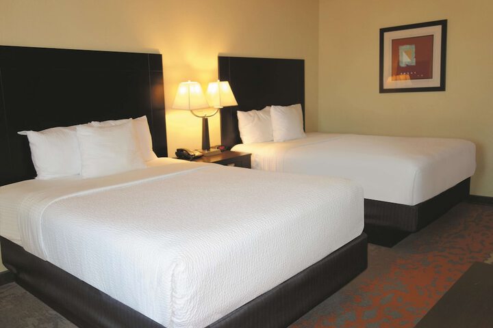 2 Queen Beds (3 of 5)