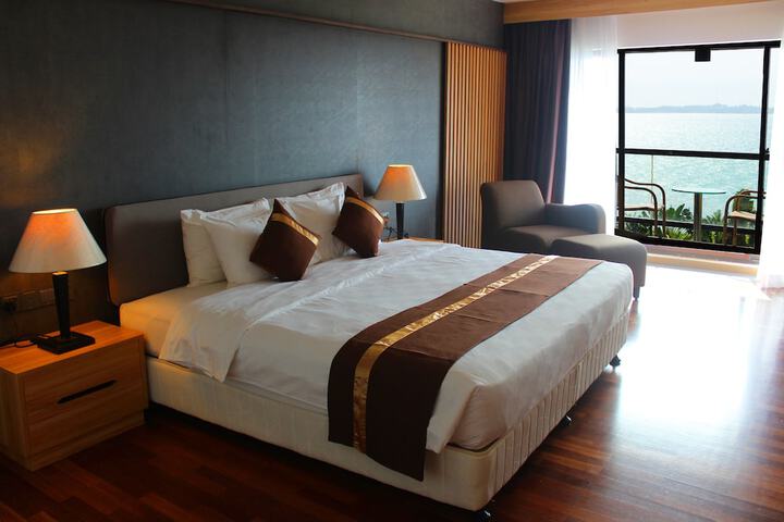 Room 8 of 63