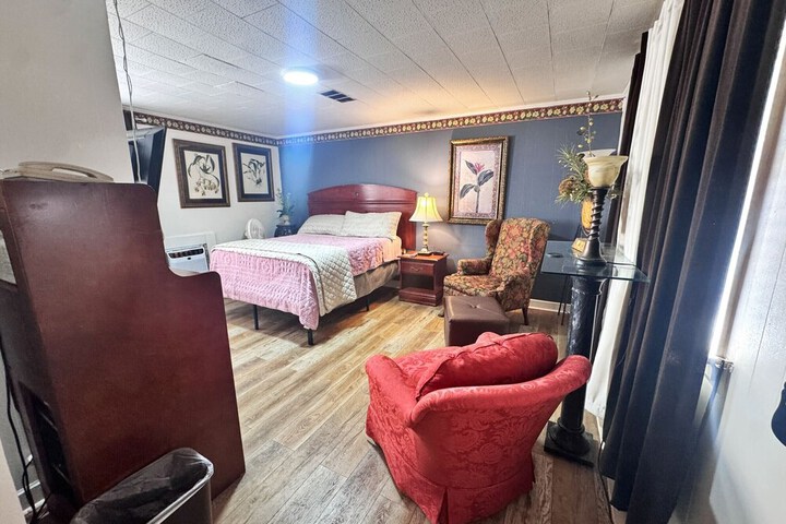 1 Queen Bed (1 of 8)