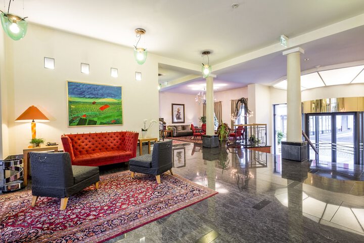 Entrance & Lobby