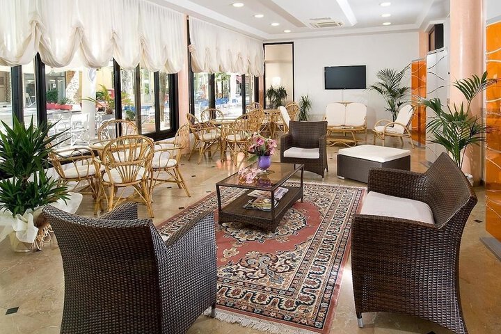 Lobby lounge