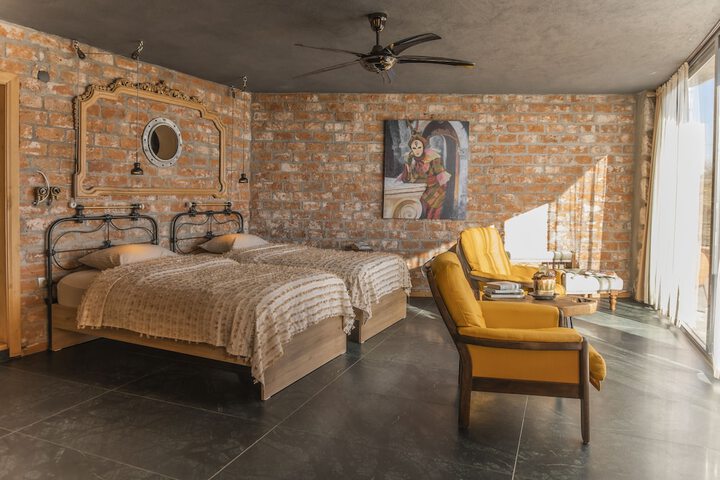Room 8 of 20