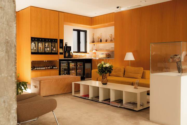 Lounge 57 of 61