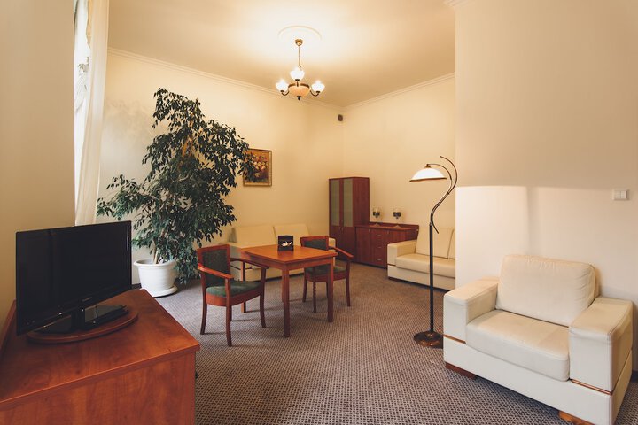 Room 16 of 19