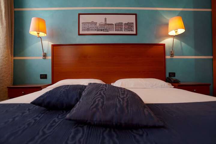 Room 13 of 28