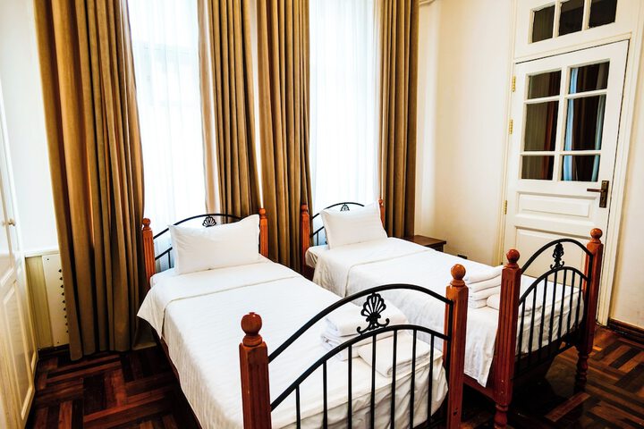 Room 7 of 18