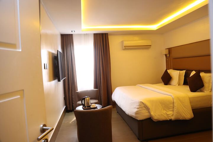Room 6 of 27