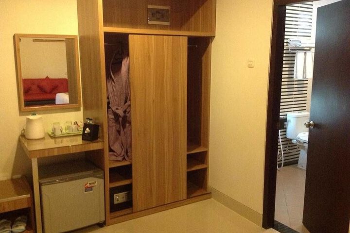 Room 10 of 16