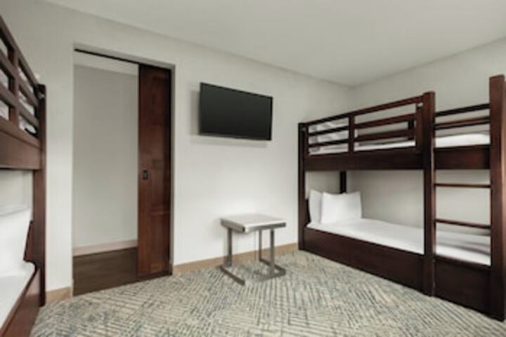 Room 34 of 204